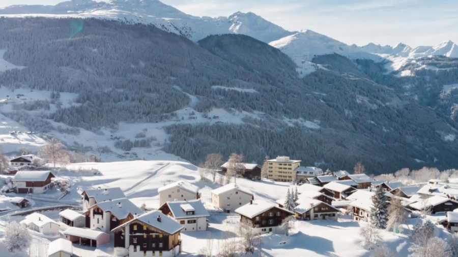 Skigebied van Brigels Waltensburg Andiast in de sneeuw.